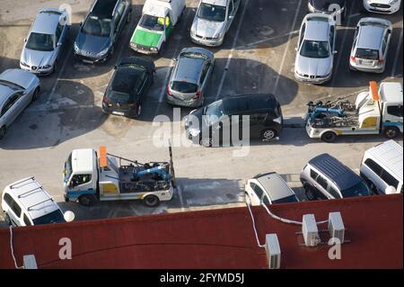 ALICANTE, ESPAGNE, AVRIL 28 2021: La police remorquant des voitures mal garées dans la ville d'Alicante, dans la Communauté Valencienne, Espagne. Vue Banque D'Images