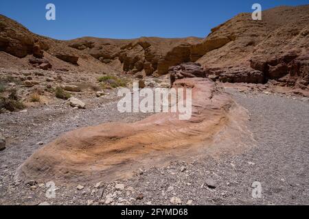 Roches sédimentaires rouges à côté des formations de calcaire dans le Red Canyon, près d'Eilat, en Israël, par une journée claire et ensoleillée. Banque D'Images