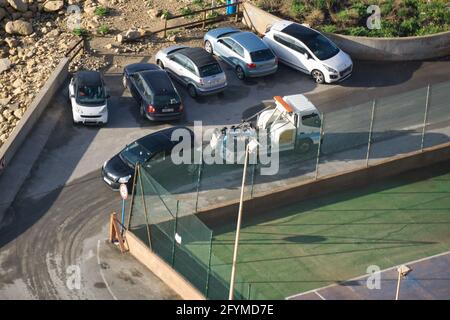 ALICANTE, ESPAGNE, AVRIL 28 2021: La police remorquant des voitures mal garées dans la ville d'Alicante, dans la Communauté Valencienne, Espagne. Vue Banque D'Images