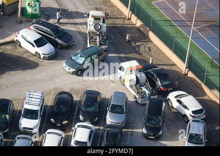 ALICANTE, ESPAGNE, AVRIL 28 2021: La police remorquant des voitures mal garées dans la ville d'Alicante, dans la Communauté Valencienne, Espagne. Vue Banque D'Images