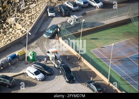 ALICANTE, ESPAGNE, AVRIL 28 2021: La police remorquant des voitures mal garées dans la ville d'Alicante, dans la Communauté Valencienne, Espagne. Vue Banque D'Images