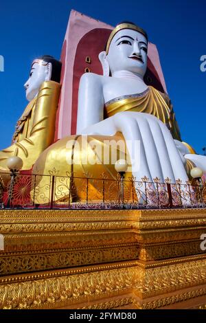 La Pagode Kyeik pun à Bago, au Myanmar. Cette pagode a quatre statues géantes de Bouddha face aux quatre points de la boussole. Banque D'Images