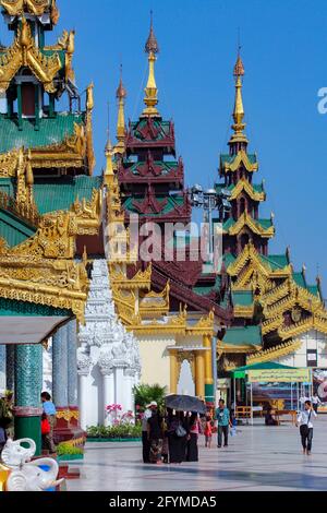 Temples du complexe de la Pagode Shwedagon, officiellement appelé Shwedagon Zedi Daw. Dans la ville de Yangon au Myanmar (Birmanie). Banque D'Images