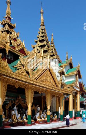 Temples du complexe de la Pagode Shwedagon, officiellement appelé Shwedagon Zedi Daw. Dans la ville de Yangon, Myanmar (Birmanie). Banque D'Images