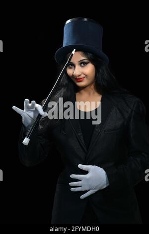Belle magicienne habillés en costume costume avec magic stick faire affaire. Shoot Studio Banque D'Images