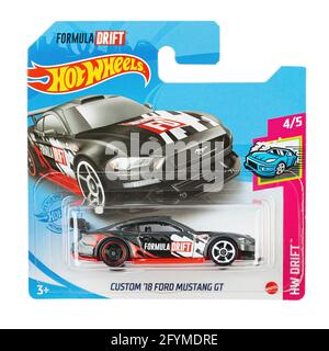 Ukraine, Kiev - avril 26. 2021: Jouet voiture modèle hw personnalisé 18 ford mustang gt . Hot Wheels est une échelle de voitures de jouets moulées par le fabricant américain de jouets Mattel en 1 Banque D'Images