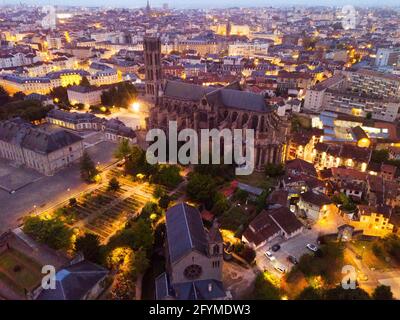 Vue aérienne du paysage urbain illuminé de Limoges avec la célèbre cathédrale au crépuscule Banque D'Images