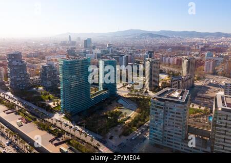 Vue Aérienne Vue panoramique de Barcelone, quartier moderne de Diagonal Mar i el Front Maritim del Poblenou sur côte méditerranéenne, l'Espagne Banque D'Images