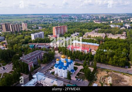 Vue panoramique aérienne du paysage urbain moderne de Voskresensk donnant sur l'icône de l'église de la Mère de Dieu de Jérusalem, la Russie Banque D'Images