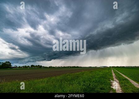 Orage avec arcus en développement ou nuage de plateau au-dessus de la campagne hollandaise Banque D'Images