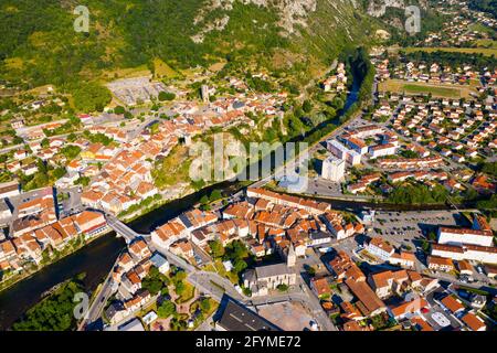 Paysage urbain aérien panoramique de Tarascon-sur-Ariège, au sud de la France Banque D'Images