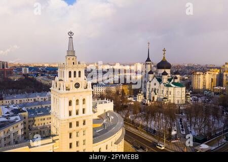 Vue aérienne de la cathédrale de l'Annonciation et de la tour du bâtiment du chemin de fer du Sud sur la rue centrale de Voronezh en hiver, Russie Banque D'Images