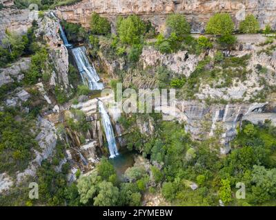 Image d'une cascade sur Sant Miquel del Fai en Espagne. Banque D'Images