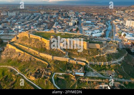 Vue panoramique sur le centre de Gori avec forteresse médiévale, région de Shida Kartli en Géorgie Banque D'Images