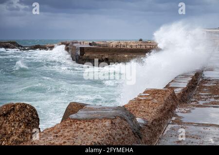 Paysage côtier avec vagues de rupture, brise-lames et côte rocheuse de la mer Méditerranée. Plage de Montazah, Alexandrie, Égypte Banque D'Images