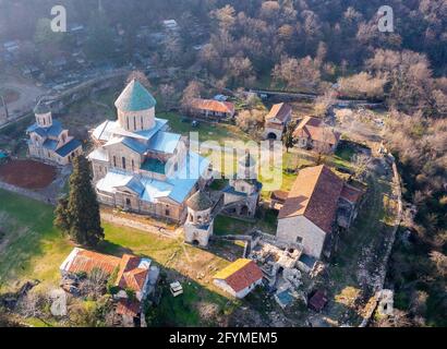 Vue du drone du monastère de Gelati le jour ensoleillé du printemps, Kutaisi, Géorgie Banque D'Images