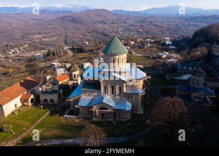 Vue du drone du monastère de Gelati le jour ensoleillé du printemps, Kutaisi, Géorgie Banque D'Images