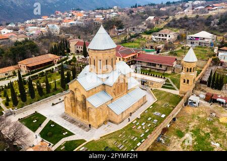 Vue panoramique aérienne de la vieille ville géorgienne de Mtskheta dans la vallée du Caucase montagnes surplombant le complexe du monastère orthodoxe de Samtavro au printemps Banque D'Images