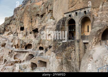 Complexe de la grotte de Vardzia structures de monastère sculptées sur le versant de la montagne avec vue du temple de l'Assomption de la Sainte Vierge Marie avec approfondi dans la roche Banque D'Images