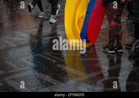 Bogota, Colombie. 28 mai 2021. Un drapeau colombien se reflétait sur l'eau de pluie alors que des milliers de personnes se réunissaient pour protester contre le président colombien Ivan Duque Maraquez et les cas de troubles et de brutalités policières qui avaient fait au moins 45 morts au cours du premier mois de manifestations, à Bogota, en Colombie, le 28 mai 2021. Crédit : long Visual Press/Alamy Live News Banque D'Images