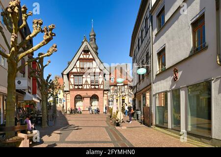 Hofheim, Allemagne - Mars 2021: Rue avec des bâtiments traditionnels à colombages dans le vieux centre historique de Hofheim plein de personnes par jour ensoleillé Banque D'Images