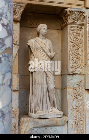 Demeure la statue de Sophia, la sagesse personnifiante, sur la façade de la Bibliothèque de Celsus à Éphèse, en Turquie Banque D'Images