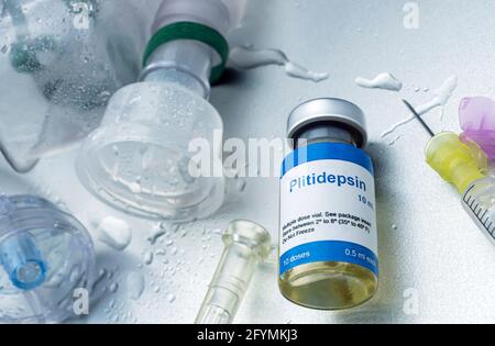 Flacon avec un composé chimique antiviral, la plitidepsine, cette formulation a une efficacité antivirale beaucoup plus puissante contre le SRAS-COV-2 que le seul antivir Banque D'Images