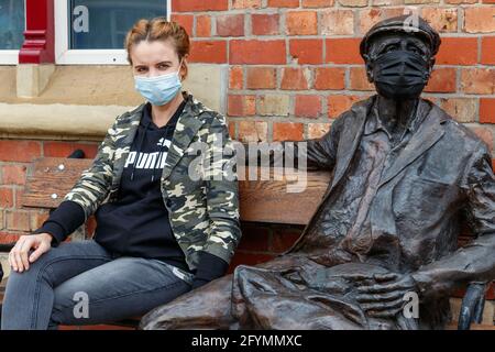 L'homme sur le banc à la gare d'Irlam Banque D'Images