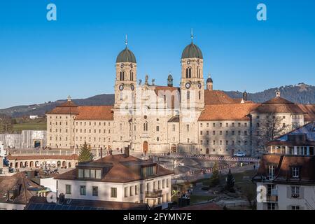 Einsiedeln, Suisse - 25 novembre 2020 : l'abbaye bénédictine d'Einsiedeln, avec sa puissante basilique, est le principal centre de pèlerinage catholique du Sud-Ouest Banque D'Images