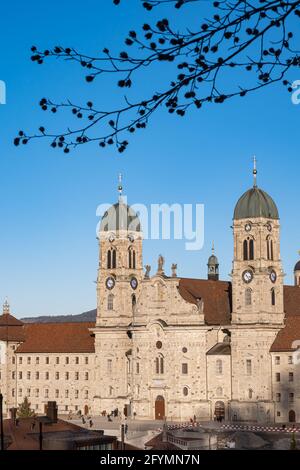 Einsiedeln, Suisse - 25 novembre 2020 : l'abbaye bénédictine d'Einsiedeln, avec sa puissante basilique, est le principal centre de pèlerinage catholique du Sud-Ouest Banque D'Images