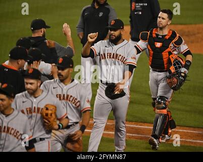 Los Angeels, États-Unis. 29 mai 2021. Le lanceur de clôture des San Francisco Giants, Darlin Garcia, 2e de droite, célèbre avec ses coéquipiers après avoir fermé les Dodgers de Los Angeles dans le 10e repas au Dodger Stadium de Los Angeles le vendredi 28 mai 2021. Les Dodgers ont perdu aux Giants 8-5 en 10. Photo de Jim Ruymen/UPI crédit: UPI/Alay Live News Banque D'Images