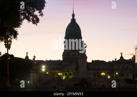 Vue générale sur le Palais du Congrès national, en partie centrale de Buenos Aires en soir Banque D'Images