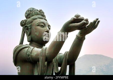 Statue de bronze d'ange près du Bouddha Tian Tan à Ngong Ping, île de Lantau, Hong Kong Banque D'Images