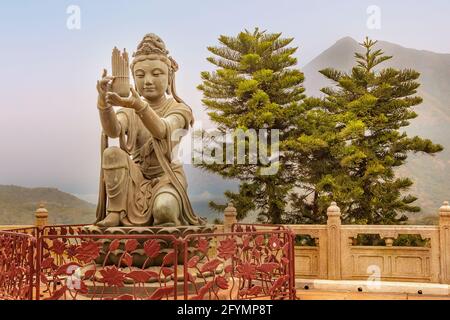 Statue de bronze d'ange près du Bouddha Tian Tan à Ngong Ping, île de Lantau, Hong Kong Banque D'Images