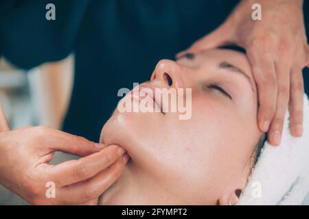 Massage facial du drainage lymphatique Banque D'Images