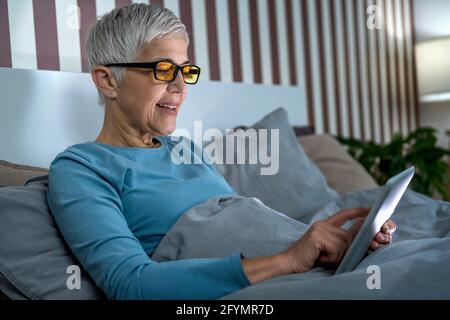 Femme adulte portant des lunettes de protection bleues Banque D'Images