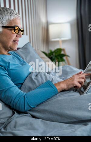 Femme adulte portant des lunettes de protection bleues Banque D'Images