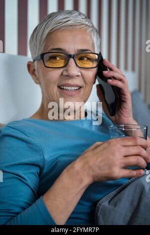 Femme adulte portant des lunettes de protection bleues Banque D'Images