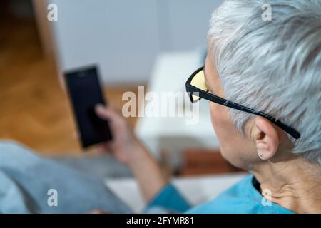 Femme adulte portant des lunettes de protection bleues Banque D'Images