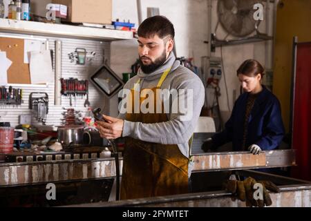 Portrait d'un soudeur confiant dans un atelier d'usine Banque D'Images