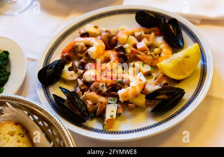 Savoureux assortiment de fruits de mer frit - traditionnel italien Frittura di mare Banque D'Images