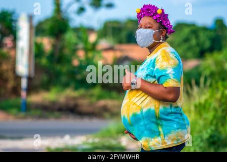Femme enceinte portant un masque Banque D'Images