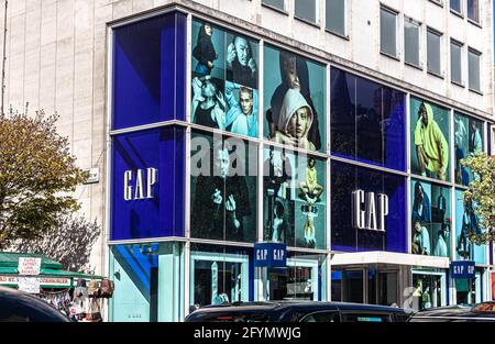 Façade avant d'un MAGASIN DE GAP sur Oxford Street, centre de Londres, Angleterre, Royaume-Uni. Banque D'Images