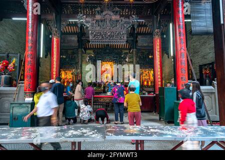 Printemps atmosphère animée au temple de prier avec les pèlerins pour la paix comme cette encens traditions ethniques le jour de l'an à Ho Chi Minh ville, Vietnam Banque D'Images