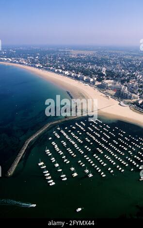 FRANCE. LOIRE-ATLANTIQUE (44) VUE AÉRIENNE DU PORT DU VILLAGE DU PORNICHET, LE LONG DE LA PLAGE DE LA BAULE Banque D'Images