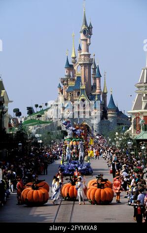 FRANCE. SEINE-ET-MARNE (77) VILLE DE MARNE-LA-VALLÉE. PARADE DE LA RUE PRINCIPALE DANS LE PARC EURODISNEY Banque D'Images