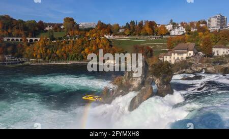 Rheinfall, Suisse - 25 octobre 2020 : paysage d'automne aux chutes du Rhin, plus grande cascade d'Europe. Situé à la frontière des cantons de Zurich Banque D'Images