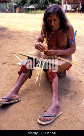 GUYANE FRANÇAISE. VILLAGE D'ANTECUME PATA, SUR LA RIVIÈRE MARONI. PORTRAIT D'UN HOMME INDIEN WAYANA Banque D'Images