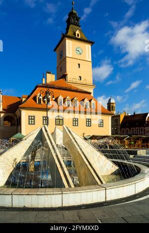 Hôtel de ville de Brasov sur la place principale du Conseil dans le soleil d'automne, Roumanie Banque D'Images