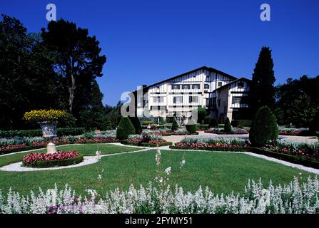 FRANCE. PYRÉNÉES-ATLANTIQUES (64) PAYS BASQUE. ARNAGA VILLA GARDENS (MUSÉE EDMONT ROSTAND, AUTEUR CYRANO DE BERGERAC) DANS LE VILLAGE DE CAMBO-LES-BAINS Banque D'Images